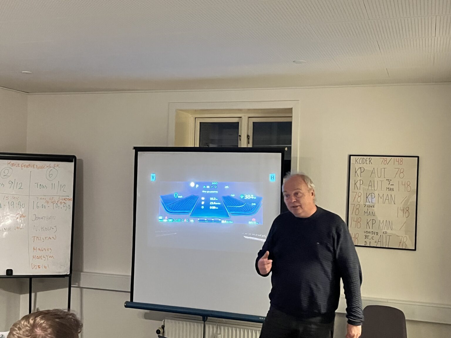 Bent underviser ved siden af en skærm