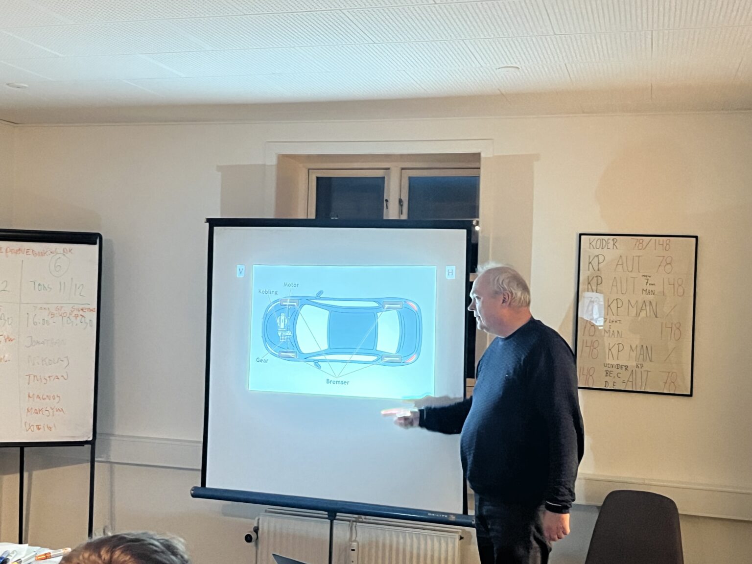 Bent underviser og viser noget på skærmen